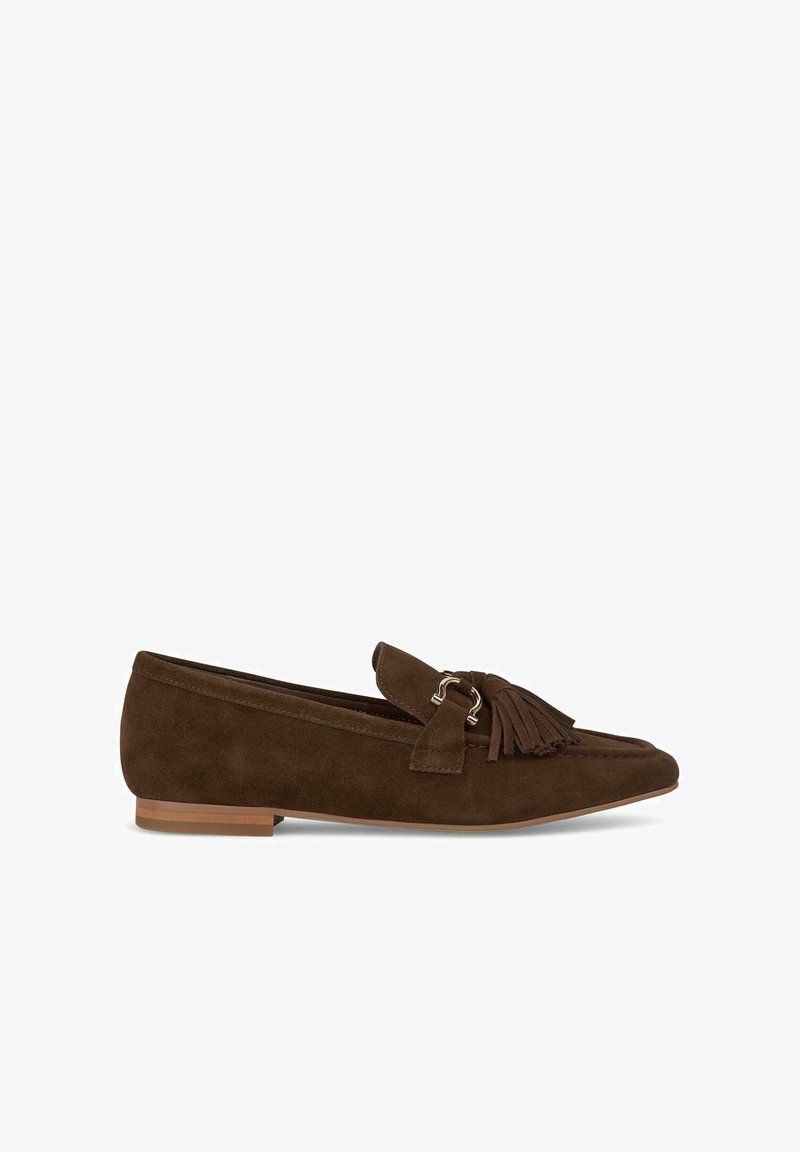 Mocassins en suède marron avec un gland décoratif et un accent métallique, dotés d'une semelle plate et d'un design épuré et minimaliste.