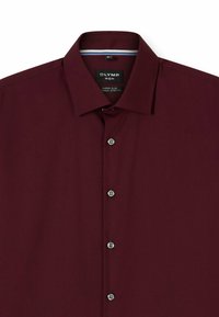 Bordeaux-farbenes Herrenhemd mit klassischem Kragen, geknöpftem Vorderteil und Etikett mit der Aufschrift „Olymp No. 6 Super Slim Natural Stretch.“