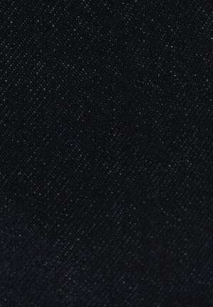 Musta farkkukangas, jossa on sileä pinta ja lievä joustavuus. Näkyvä kudontamalli, jossa on hienovaraisia sävy- ja värisyvyysvaihteluita.