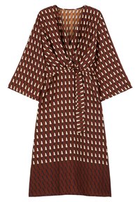 Robe marron à motifs avec un décolleté en V profond, des manches trois-quarts et une ceinture nouée à la taille. Présente des motifs géométriques crème et bleu marine.