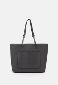 Czarna torba tote o teksturowanym wykończeniu, z dwoma ramiączkami, akcentami łańcucha oraz przednią kieszenią z zatrzaskami.