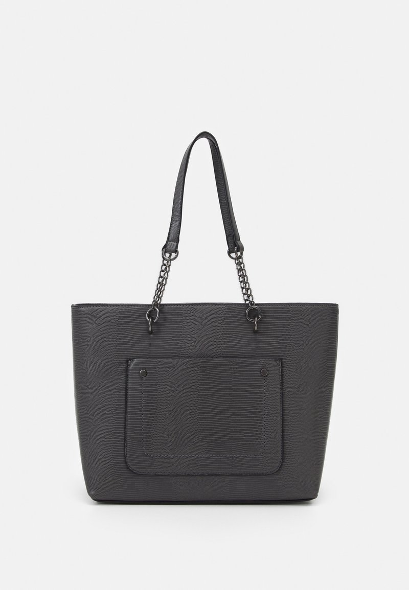 Czarna torba tote o teksturowanym wykończeniu, z dwoma ramiączkami, akcentami łańcucha oraz przednią kieszenią z zatrzaskami.