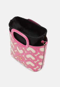 Rosa handväska med släta läderdetaljer, prydd med ett vågmönster på en vävd botten. Utrustad med dragsnöre och dubbla handtag.