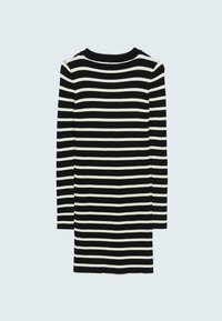 Robe à manches longues rayée noire et blanche avec une texture côtelée et un col rond. Présente un design simple et une coupe longueur genou.