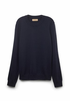 Marinblå crewneck-tröja i mjukt tyg, med långa ärmar och ribbade muddar och fåll, med en etikett vid nacken.