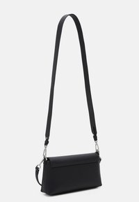 Borsa a tracolla nera realizzata in materiale morbido, con forma rettangolare, tracolla regolabile e dettagli metallici argentati.