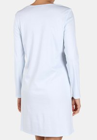 Himmelblaues, langärmeliges Kleid mit Rundhalsausschnitt, aus weichem Stoff gefertigt. Einfaches Design, knielang, glatte Textur ohne Muster.