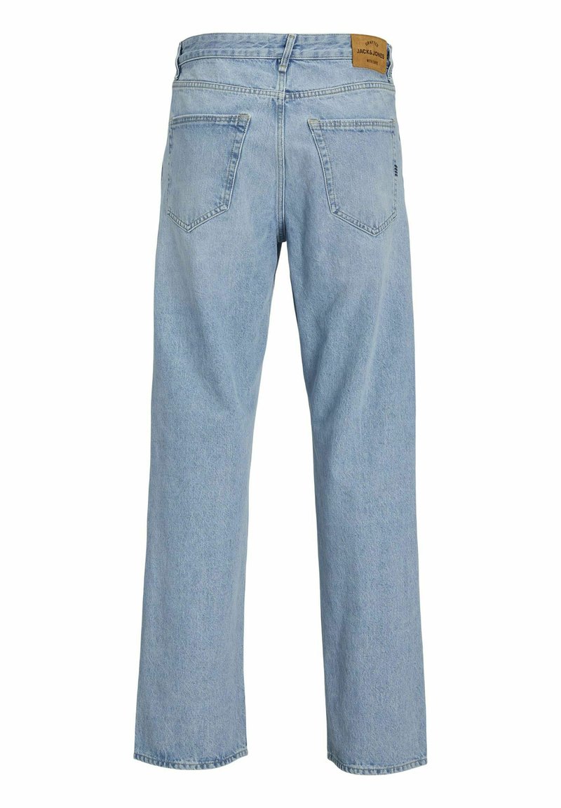 Jeans de mezclilla azul claro con diseño de pierna recta, cinco bolsillos y un parche de cuero marrón claro con marca en la cintura, que presenta una textura suave.