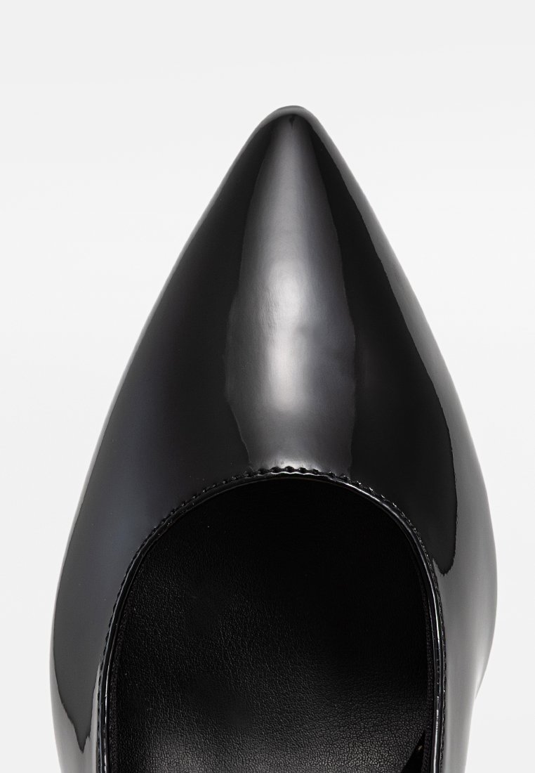 Schwarzer patentierter High Heel mit spitzem Vorderteil und glatter Oberfläche. Das Innere verfügt über ein weiches schwarzes Futter.