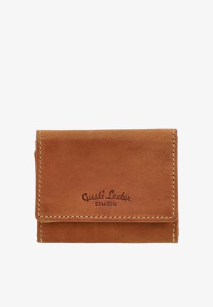 Portafoglio in pelle marrone con cuciture visibili e la scritta "Gusti Leder studio" in rilievo sulla patta anteriore.