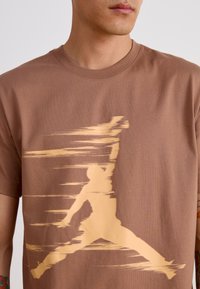 Jordan CREW - Apdrukāts T-krekls - archaeo brown/orange chalk/orange chalk