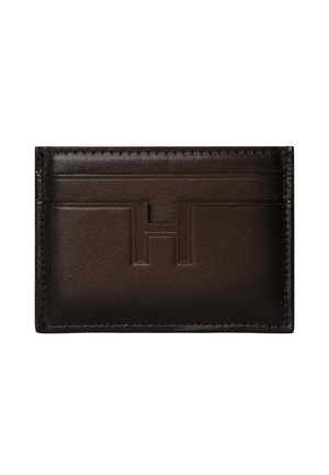 Porte-cartes en cuir marron foncé avec logo "H" embossé, comprenant trois emplacements pour cartes et des coutures visibles sur les bords.