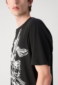 HUGO DIAKROMIO - T-shirt med print - black
