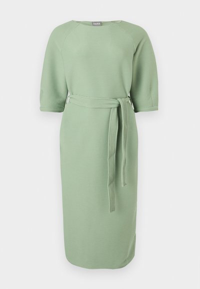 Robe midi en maille côtelée vert clair avec manches trois-quarts et ceinture assortie en tissu nouée à la taille.