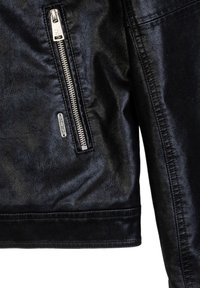 Giacca in ecopelle nera con tasca frontale con zip, finitura texture e dettagli cuciti lungo le cuciture. Colletto classico e vestibilità sartoriale.