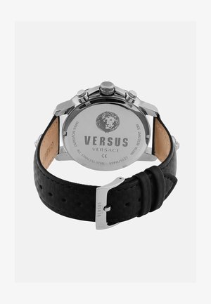 Montre Versus Versace avec un boîtier en acier inoxydable, un bracelet en caoutchouc noir texturé, et un logo de lion gravé au dos. Résistante à l'eau jusqu'à 50m.