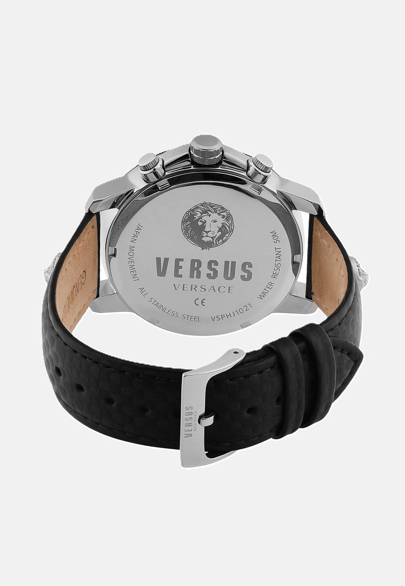 Montre Versus Versace avec un boîtier en acier inoxydable, un bracelet en caoutchouc noir texturé, et un logo de lion gravé au dos. Résistante à l'eau jusqu'à 50m.
