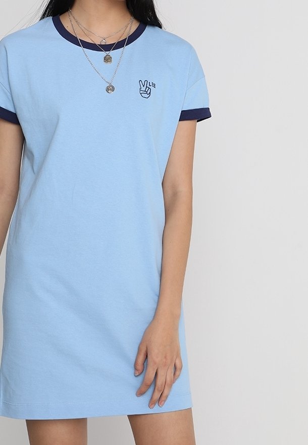 Jasnoniebieska bawełniana sukienka t-shirtowa z krótkimi rękawami i granatowym ściągaczem. Zawiera mały nadrukowany znak pokoju na piersi.