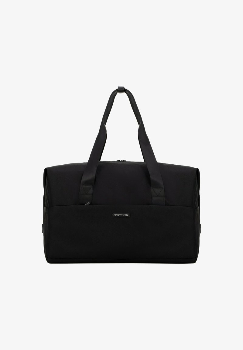 Černá sportovní taška vyrobená z odolného materiálu, vybavená pevnými vrchními rukojeťmi a zipovým uzávěrem. Jednoduchý design s logem na přední straně.