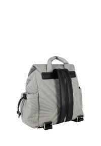 Zaino grigio trapuntato realizzato in materiale morbido con dettagli in pelle nera, manico superiore, spallacci regolabili e tasche laterali.