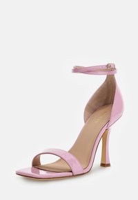 Sandal in pelle verniciata rosa con tacco alto e quadrato, cinturino alla caviglia e sottile tacco a stiletto. Tessitura liscia con ridotti dettagli in metallo.