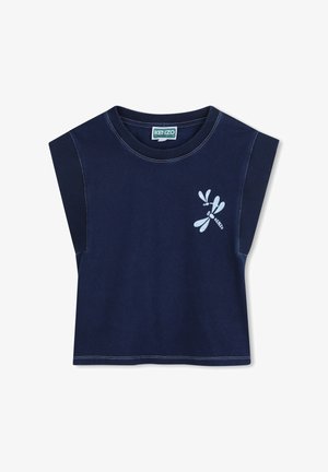 Haut en coton bleu marine à manches courtes avec un col rond, présentant un motif graphique bleu et un tissu contrastant sur les épaules.