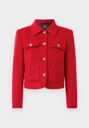 Giacca cropped in misto lana rossa con colletto, chiusura frontale con bottoni e quattro tasche a patta con bottoni in tono argento.