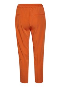 Oranje broek met een gladde textuur, taps toelopende pasvorm, elastische tailleband en twee achterzakken. Bevat subtiele plooien voor extra detail.