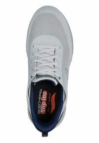 Zapatilla de malla gris con cordones blancos y acentos en azul marino. Presenta plantilla con aire acondicionado, diseño fácil de poner y suela texturizada.