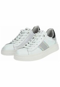Hvide sneakers med en struktureret sølvaccent-stribe, metallisk hæl og hvid gummisål, med et traditionelt snørebåndsdesign.