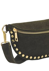 Sac à main en daim noir avec une fermeture éclair et des accessoires en or, orné de clous ronds dorés le long du contour, avec une bandoulière amovible.