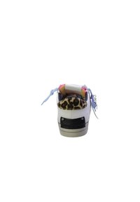 Sneaker bianca con colletto in stampa leopardata, rifiniture rosa e blu, e dettaglio nero sul tallone. Presenta lacci e una suola texturizzata.