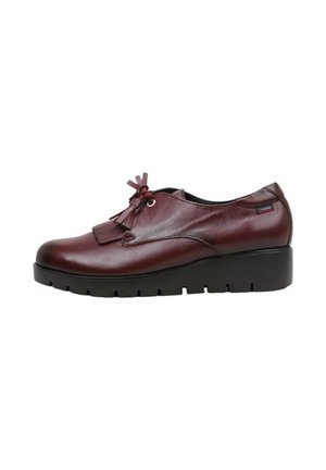 Zapato de cuero burdeos con punta redondeada, flecos decorativos y doble agujero para cordones; presenta una suela negra gruesa con surcos.