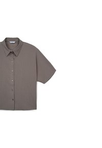 Camicia a maniche corte con colletto in tessuto grigio tenue e finitura texture, con chiusura a bottoni sul davanti e vestibilità comoda.