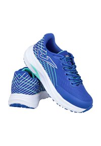 Zapatillas deportivas azules con parte superior de malla, que presentan una media suela blanca, acentos verdes, patrón texturizado y diseño con cordones.