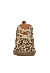 Bovenmateriaal van leopardprintstof met een beige nepbontstructuur, tan leren accenten, beige veters en een bruine rubberen zool.