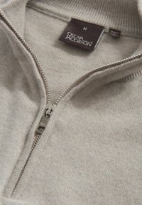 Hellgrauer Reißverschluss-Pullover mit einem gerippten Kragen und Bündchen. Verfügt über einen Metallreißverschluss und ein Etikett mit der Aufschrift "OSCAR JACOBSON", Größe M.