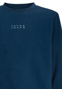 Felpa blu navy con scollo tondo, caratterizzata dal logo "JACK & JONES" in una tonalità più chiara al centro. Tessuto morbido con una texture liscia.