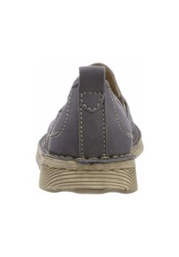 Grijze leren schoen met een gebogen achterkant, contrasterende stiksels en een gestructureerde rubberen zool. Geen veters, ontworpen voor eenvoudig instapgebruik.