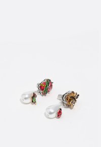Pendientes coloridos con un colgante de perla, intrincados acentos metálicos y diseños florales con charms de insectos en tonos rojos y amarillos.