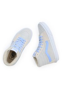 Höga sneakers i ljusbeige mocka med blå accents, med mjukt foder, platta snören och en vit gummisula.