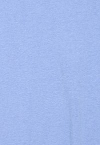 Lyseblåt bomuldsstof med en glat tekstur, der har en ensartet farvetone uden mønstre eller pynt.