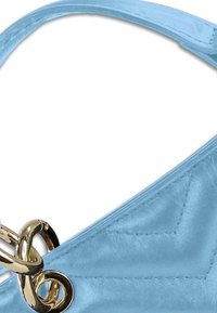 Lichtblauwe leren handtas hoek met een gouden kettinghengsel en gestikte details op een witte achtergrond.