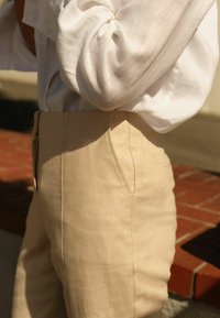 Next CROPPED REGULAR FIT - Pantaloni scurți - neutral
