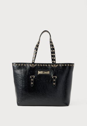 Borsa tote nera con texture, dettagli in occhielli dorati sulle cinghie e sul bordo superiore, con logo "Just Cavalli" dorato sul davanti.