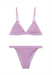 Fialový bikiny set s textúrovanou tkaninou, trojuholníkovou braletou s tenkými ramienkami a zodpovedajúcimi nízko vystrihnutými spodkami s minimálnym pokrytím.