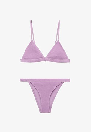 Fioletowy zestaw bikini z teksturowanej tkaniny, trójkątnym biustonoszu na cienkich ramiączkach oraz dopasowanych, niskich majtkach o minimalnym zakryciu.