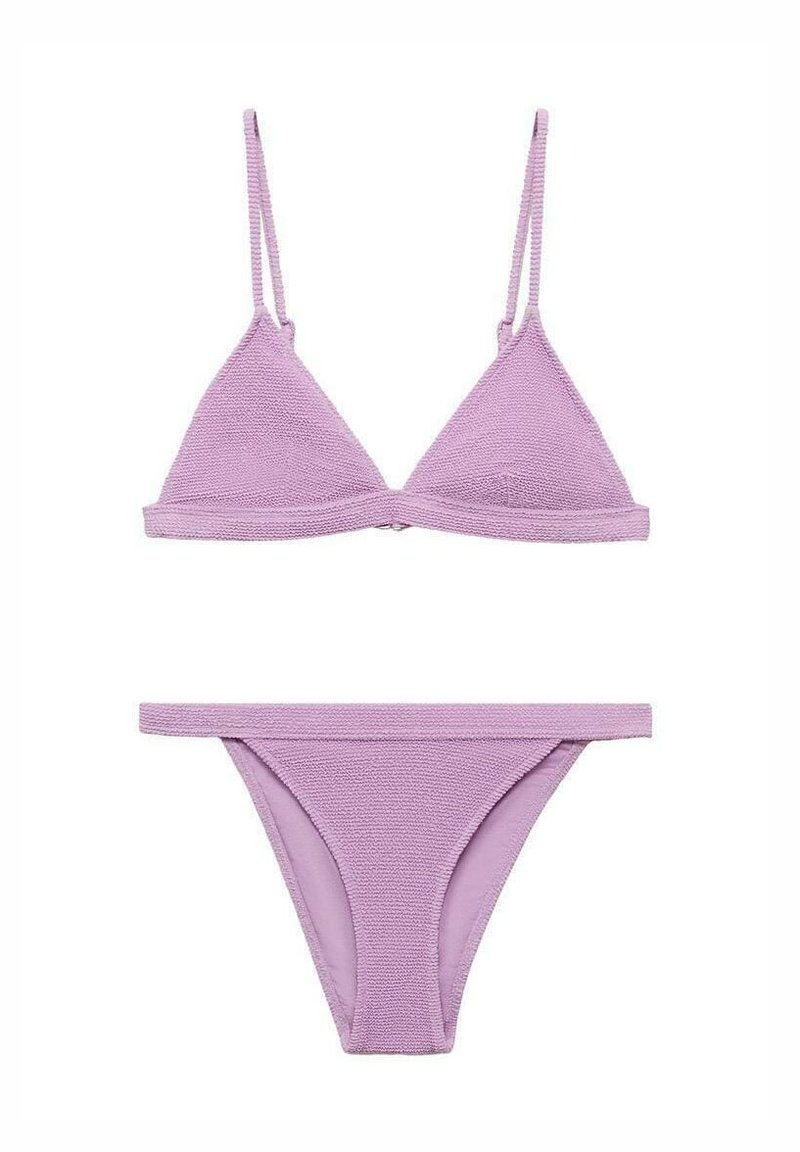 Fialový bikiny set s textúrovanou tkaninou, trojuholníkovou braletou s tenkými ramienkami a zodpovedajúcimi nízko vystrihnutými spodkami s minimálnym pokrytím.