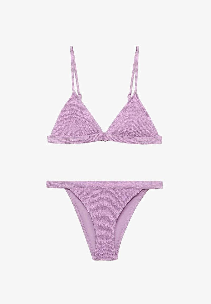 Purppura bikinit, joissa on tekstuuri, kolmiomallinen bralette ohutolkaimilla ja yhteensopivat matalavyötäröiset alaosat, joissa on minimaalinen peittävyys.