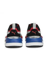 Sorte sportssko med røde og sølv detaljer, blå hæl, tekstureret materiale og et fremtrædende logo bagpå.